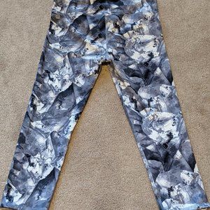 Fabletics Limited Pattern Crop Leggings Size Small